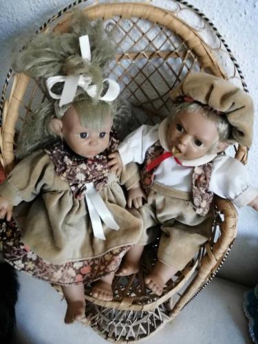 2 ADET KARAKTER BEBEK KİRPİKLİ KIZGIN VE ÜZGÜN BEBEKLER BOY 25 VE26 CM SANDALYE HARİÇ