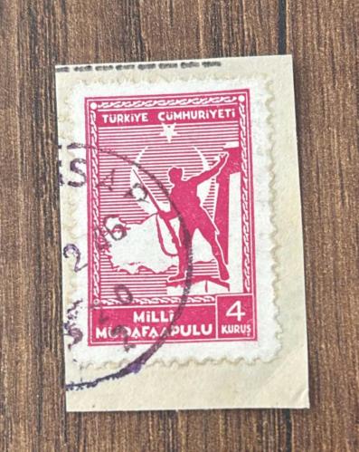 Türk Pulu - Turkish Stamp - Mektup Zarfından Kesilmiş / Postadan Geçmiş Pul Filateli - 1946 DAMGALI - MİLLİ MÜDAFAA TEMALI PUL, 4 KURUŞ - Türkiye Cumhuriyeti - NOSTALJİK DOĞUM GÜNÜ HEDİYESİ