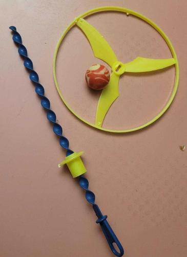 LOT.11 » İKİLİ NOSTALJİK OYUNCAK. PERVANE UÇAK VE SERT PLASTİK TOP