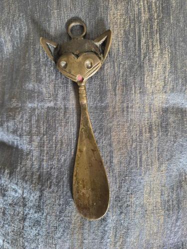 Walter Bosse Stilinde Pirinç Kedi Figürlü Ayakkabı Çekeceği – Mid-Century Vintage Dekoratif Obje
