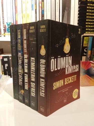 Bir David Hunter Romanı 5 Kitap: takım Huzursuz Ölüler - Mezarın Çağrısı - Ölülerin Fısıltısı - Kemiklerin Şifresi - Ölümün Kimyası ( Set halinde )