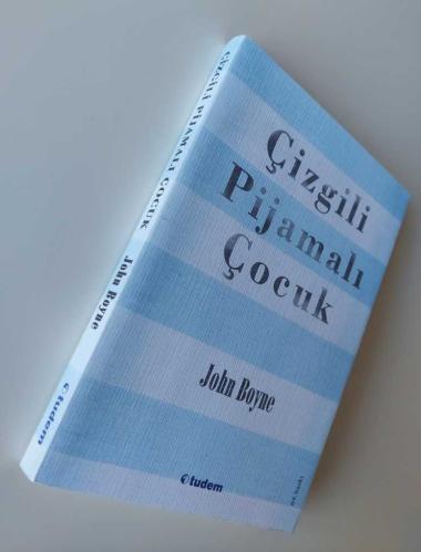 Çizgili Pijamalı Çocuk