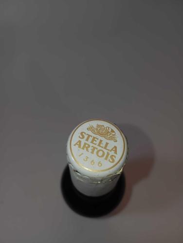 ESKİLERDEN STELLA ARTOİS BİRA ŞİŞESİ DOLU. KOLEKSİYON DEKORLUK