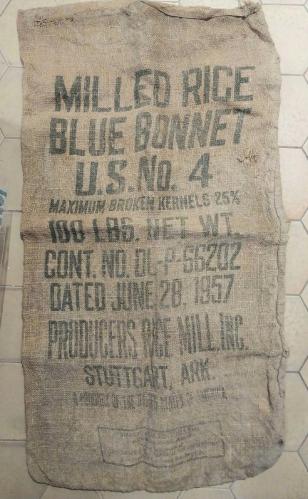 1950'li yıllardan kalma antika bir tarımsal üründür. Ürün: Blue Bonnet markalı, U.S. No. 4 sınıfında öğütülmüş pirinç.  Özellikler: Çuval 100 pound (yaklaşık 45 kg) net ağırlığa sahiptir ve maksimum %25 oranında kırık pirinç tanesi içerdiği belirtilmektedir.  Tarih ve Köken: Ürün, 28 Haziran 1957 tarihinde Stuttgart, Arkansas'taki Producers Rice Mill Inc. tarafından paketlenmiştir. Malzeme: Pirinç, geleneksel çuval bezi (jüt) bir çuval içerisinde saklanmaktadır.