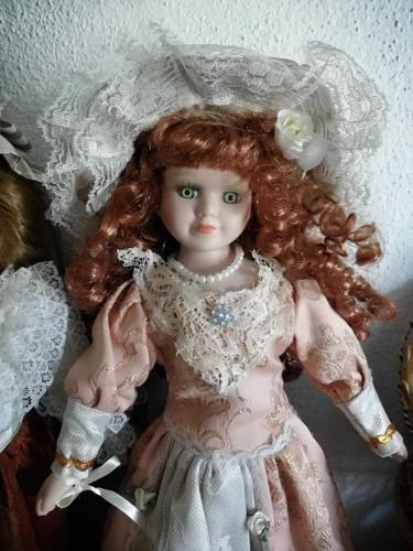 . MATMAZEL KONTES BEBEK YEŞİL GÖZLÜ KIZIL SAÇLI ŞAPKALI ÇOK GÜZEL KUSURSUZ BOY 46 CM STANDLI