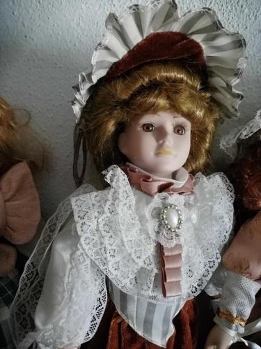 AVRUPA KONTES MATMAZEL PORSELEN BEBEK ŞAPKALI STANDLI KUSURSUZ BOY 45 CM KUMRAL ÇOK GÜZEL BEBEK