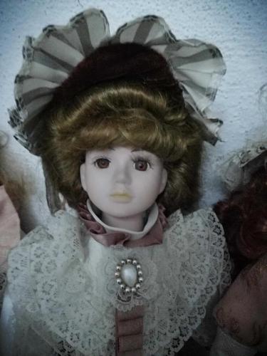 AVRUPA KONTES MATMAZEL PORSELEN BEBEK ŞAPKALI STANDLI KUSURSUZ BOY 45 CM KUMRAL ÇOK GÜZEL BEBEK
