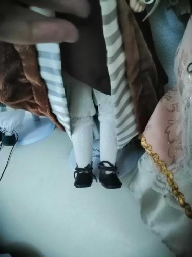 AVRUPA KONTES MATMAZEL PORSELEN BEBEK ŞAPKALI STANDLI KUSURSUZ BOY 45 CM KUMRAL ÇOK GÜZEL BEBEK