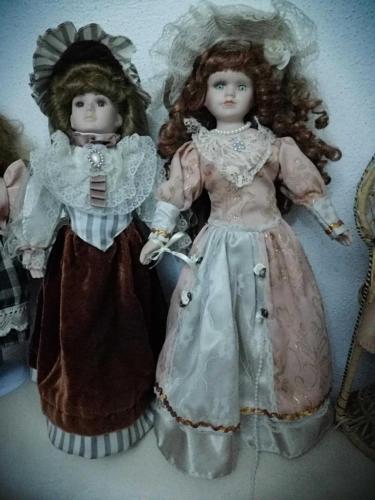 AVRUPA KONTES MATMAZEL PORSELEN BEBEK ŞAPKALI STANDLI KUSURSUZ BOY 45 CM KUMRAL ÇOK GÜZEL BEBEK