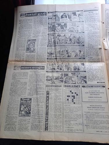 Halka ve Olaylara Tercüman Gazetesi - Turkish Newspaper - 10 Kasım 1966 - Atatürk 28. Defa gönüllerde yaşayacak - İstanbul'da Atatürk'ü anma törenleri - sevgilisiyle kavga eden Cahide Sonku kayboldu - manisa'daki kanlı otobüs soygunluğunun hamal terzi ve işsiz 3 faili Fotoğrafı - 4 bin iktisatlı da boykota başlıyor - Miraç kandili gecesi Amin'le doldu - Türk subayı çanta kaybedince NATO planları değişti - Rusya'nın Kıbrıs için görüşünü açıklamasını istedik - Adalet Partisi gençliği yazan Kadircan Kaflı - Beyaz Balina Moby Dick - Atatürk'ün eşi Latife hanım'la çektirdiği bir fotoğrafı - Atatürk ve köylü çocuğu fotoğraf - Atatürk Latife hanım ve silah arkadaşlarının bir kısmıyla fotoğraf - Atatürk ve Mehmetçik - İstanbul'da sinema tiyatro programı - İrlanda maçı öncesi milli takımımız kampa girdi  - Fenerbahçe Galatasaray maçı hazırlıkları Fotoğrafı - Gündüz Kılıç Metin Oktay Turgay Şeren ve Bahri'yi kamp kadrosundan çıkarttı - Devlet bakanı Kamil Ocak görüşü - 10 Kasım 1938
