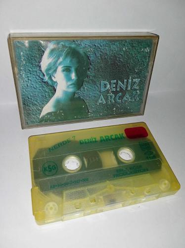 Kaset Deniz arcak nerde albümü. Orijinal. Kaset sorunsuz çalışıyor. Kartonet hem birbirine yapışık, hem de kulakçık kısmından kaset kabına yapışıktır. Lütfen bu duruma göre alım yapınız.