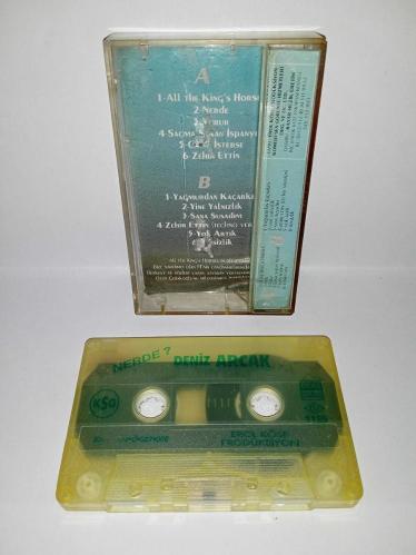 Kaset Deniz arcak nerde albümü. Orijinal. Kaset sorunsuz çalışıyor. Kartonet hem birbirine yapışık, hem de kulakçık kısmından kaset kabına yapışıktır. Lütfen bu duruma göre alım yapınız.