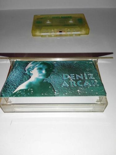Kaset Deniz arcak nerde albümü. Orijinal. Kaset sorunsuz çalışıyor. Kartonet hem birbirine yapışık, hem de kulakçık kısmından kaset kabına yapışıktır. Lütfen bu duruma göre alım yapınız.