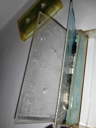 Kaset Deniz arcak nerde albümü. Orijinal. Kaset sorunsuz çalışıyor. Kartonet hem birbirine yapışık, hem de kulakçık kısmından kaset kabına yapışıktır. Lütfen bu duruma göre alım yapınız.