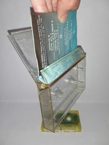 Kaset Deniz arcak nerde albümü. Orijinal. Kaset sorunsuz çalışıyor. Kartonet hem birbirine yapışık, hem de kulakçık kısmından kaset kabına yapışıktır. Lütfen bu duruma göre alım yapınız.