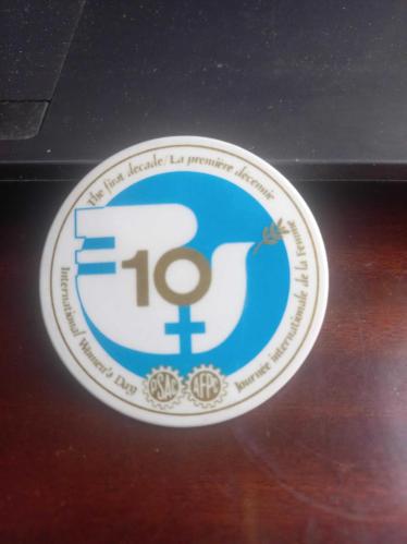 Sendika logolu seri nolu  5 cm çapında Birleşmiş Milletler tarafından ilan edilen 1975 Uluslararası Kadınlar Yılı'na ait rozet çok nadir