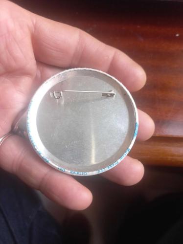 Sendika logolu seri nolu  5 cm çapında Birleşmiş Milletler tarafından ilan edilen 1975 Uluslararası Kadınlar Yılı'na ait rozet çok nadir