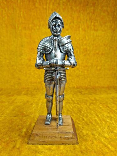VINTAGE VIII. HENRY ZIRHLI PİYADE , AHŞAP KAİDELİ METAL HEYKEL BİBLO