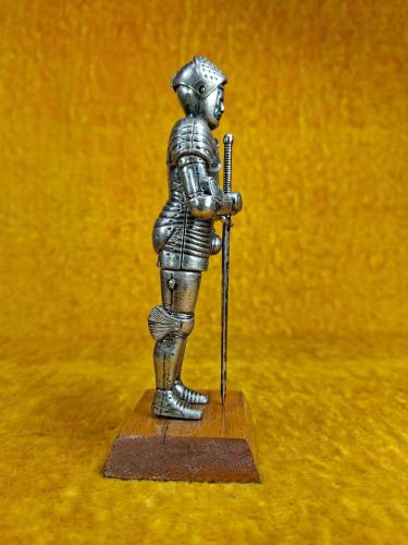 VINTAGE VIII. HENRY ZIRHLI PİYADE , AHŞAP KAİDELİ METAL HEYKEL BİBLO