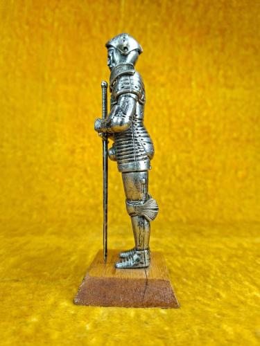 VINTAGE VIII. HENRY ZIRHLI PİYADE , AHŞAP KAİDELİ METAL HEYKEL BİBLO