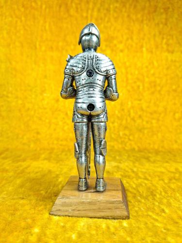 VINTAGE VIII. HENRY ZIRHLI PİYADE , AHŞAP KAİDELİ METAL HEYKEL BİBLO