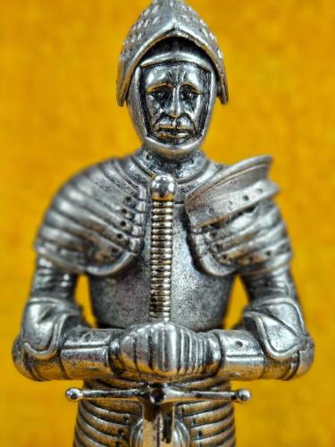 VINTAGE VIII. HENRY ZIRHLI PİYADE , AHŞAP KAİDELİ METAL HEYKEL BİBLO