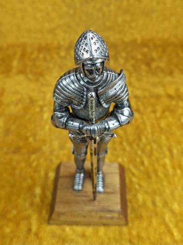 VINTAGE VIII. HENRY ZIRHLI PİYADE , AHŞAP KAİDELİ METAL HEYKEL BİBLO