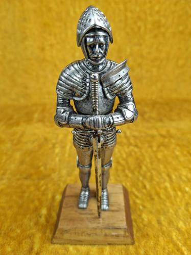 VINTAGE VIII. HENRY ZIRHLI PİYADE , AHŞAP KAİDELİ METAL HEYKEL BİBLO