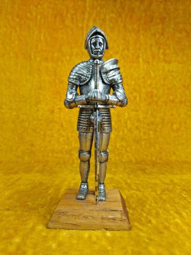 VINTAGE VIII. HENRY ZIRHLI PİYADE , AHŞAP KAİDELİ METAL HEYKEL BİBLO
