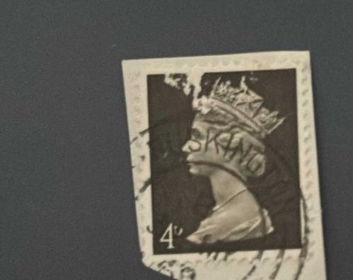 İngiltere Pulu - England Stamp - Mektup Zarfından Kesilmiş /Postadan Geçmiş Pul Filateli - KRALİÇE II. ELIZABETH TEMALI PUL, 4 PARA - YABANCI PULLAR - NOSTALJİK DOĞUM GÜNÜ HEDİYESİ