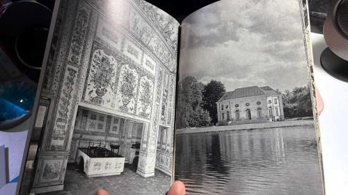 NYMPHENBURG - PALACE PARK PAVILIONS - OFFICAL GUIDE - ENGLISH EDITION - REVISED BY GERHARD HOJER AND ELMAR D. SCHMID - BAYERISCHE VERWALTUNG DER STAATLICHEN SCHLÖSSER 1974 - FOTOĞRAFLAR VE HARİTA MEVCUTTUR...