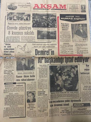 YENİ İSTANBUL GAZETESİ - DOĞUM GÜNÜ HEDİYESİ (TURKISH NEWSPAPPER) - 7 ARALIK 1968 - SADECE İKİ SAYFADIR -Nur Ökten-İlhanı Soysal-U Thant-Hamdi Yılmaz-Cemalettin Yavaşlar-Osman Köksal-Çetin Altan-Ömer Göksu-Abdullah Turhan-Mehmet Erol-Grevde gözcüye 8 kurşun sıkıldı-Asker ve sivil aydın zümre ikinci plâna itilmiştir-Gizli yapılması icap eden başkanlık seçimi açık oyla yapıldığından-Demirel’in AP başkanlığı iptal ediliyor-Kanser ilâcını buldu ama ruhsat alamıyor-Hükümetin ciddiyeti-Kabinede 5 bakan nezle oldu-Lise mezunlarının yedek öğretmenlik için direnmeleri istendi-Kar yağışı bekleniyor-Düşünceye saygı Toprak-Sosyal ve ekonomik istiraplar sosyal ve siyasi huzursuzlukların patlamaların başlıca kaynağıdır-Şeytanın gör dediği-Bir madde ki önemlidir-Portreler-Santaj biter-Zamanın önemi-En kötü olan-Toprak-Bir fırsat daha yaratılmıştır-Taş-Mevlid-i Şerif-Kitap severlere müjde-Kerayit güzeli-İstanbul Asliye Mahkemeleri üçüncü ticaret dairesi-İzmir Belediye Başkanlığından-Nesriyat Anonim Şi