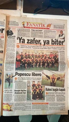 FANATİK SPOR GAZETESİ - TURKISH NEWSPAPER - DOĞUM GÜNÜ HEDİYESİ  - EKSİKSİZ TAM TAKIM GAZETE - 22 EKİM 1997 - SAYI: 702 - ORHAN YILDIRIM - EROL DEMİRKOL - AYKUT AKICI - YEMEN EKŞİOĞLU - VEFA KÜÇÜK - LENART JOHANNSON - ŞENES ERZİK - MEHMET ALİ YILMAZ - HAGİ - BÜLENT KORKMAZ - OKTAY - UCHE - TOSHACK - JINGBLAD - GALATASARAY VE BEŞİKTAŞ ŞAMPİYONLAR LİGİNDE - MÜTHİŞ İTTİFAK - RÜTBELER DEĞİŞİYOR - NEVIO SCALA ESKİ TAKIMINA KARŞI - KÖRFEZ TURA GİDİYOR - S.BÜKREŞ 1-0 BASTIA - UCHE PARREIRA’YI ÖVDÜ - TRABZONSPOR’DA TARAFTAR BÖLÜNDÜ - GALATASARAY’A KAPI GİBİ TAPU - ŞAMPİYONLAR PUAN SAVAŞINDA - POTADA İKİ ÜZÜNTÜ - ASLANSIN KARTALSIN - BEŞİKTAŞ GÖTEBORG - GALATASARAY SPARTA PRAG - GALATASARAY’DA ÜÇ PUAN YEMİNİ - SİFO MEHMET’E ÖZEL ÖNLEM - İNÖNÜ’DEKİ KAÇAKLAR - HAYDİ KARTALLAR - VURUN GÖTEBORG’U - OKTAY’SIN ATARSIN - RESTLEŞTİLER - DARISI 9’A - TOSHACK: GRUPTA BİRİNCİ OLACAĞIZ - JINGBLAD: RİSKE GİRERİZ KAZANIRIZ - GALATASARAY - BEŞİKTAŞ - FENERBAHÇE - TRABZONSPOR - ANKARAGÜCÜ - İSTANBULSPOR - BURS