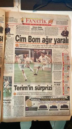 FANATİK SPOR GAZETESİ - TURKISH NEWSPAPER - DOĞUM GÜNÜ HEDİYESİ  - EKSİKSİZ TAM TAKIM GAZETE - 23 EKİM 1997 - SAYI: 703 - CAN UYGUNÇ - TURAN YÜCEL - OSMAN TANBURACI - MEHMET Y. YILMAZ - FAİK GÜRSES - GÜRCAN BERK - ULVİ GÜVENEROĞLU - YEMEN EKŞİOĞLU - GÖKHAN GÜÇKAYA - ORHAN YALINKAYA - ÇİĞDEM IŞIK - EROL DEMİRKOL - GALATASARAY PRAG’DA HÜZÜN KAHRETTİ - ASLAN YİNE ÇİLE ÇEKTİRDİ - DEFANS HATALARI BİZİ YAKTI - B.HAKAN DA FAYDA ETMEDİ - ADRIAN ILIE VASAT OYNADI - ARİF’E SİTEM ETTİ - HEDEF ARTIK 9 PUAN - ÜÇTE SIFIR - BEŞİKTAŞ GÖTEBORG’U DEVİRDİ - ANLI SANLI KARTAL - SABREDEN BEŞİKTAŞ - VİKİNGLER ALABORA OLDU - MAÇI ALMAK ÖNEMLİYDİ - KARTAL’IN DİNAMOSU TAYFUR’DU - OKTAY’DAN SÜPER ÜÇLÜK - KARA KARTAL SÜPERDİ - HEDEFE ADIM ADIM - RAKİBİMİZ İYİYDİ BİZ SÜPERDİK - 144 MİLYARLIK TOKAT - TRABZONSPOR - GALATASARAY - BEŞİKTAŞ - FENERBAHÇE - ANKARAGÜCÜ - İSTANBULSPOR - BURSASPOR - KOCAELİSPOR - ÇANAKKALE DARDANELSPOR - GAZİANTEPSPOR - SAMSUNSPOR - KAYSERİSPOR - ANTALYASPOR - ALTAY - PSG - GÖTEBORG - SPAR
