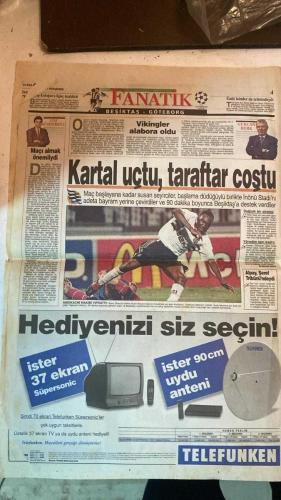 FANATİK SPOR GAZETESİ - TURKISH NEWSPAPER - DOĞUM GÜNÜ HEDİYESİ  - EKSİKSİZ TAM TAKIM GAZETE - 23 EKİM 1997 - SAYI: 703 - CAN UYGUNÇ - TURAN YÜCEL - OSMAN TANBURACI - MEHMET Y. YILMAZ - FAİK GÜRSES - GÜRCAN BERK - ULVİ GÜVENEROĞLU - YEMEN EKŞİOĞLU - GÖKHAN GÜÇKAYA - ORHAN YALINKAYA - ÇİĞDEM IŞIK - EROL DEMİRKOL - GALATASARAY PRAG’DA HÜZÜN KAHRETTİ - ASLAN YİNE ÇİLE ÇEKTİRDİ - DEFANS HATALARI BİZİ YAKTI - B.HAKAN DA FAYDA ETMEDİ - ADRIAN ILIE VASAT OYNADI - ARİF’E SİTEM ETTİ - HEDEF ARTIK 9 PUAN - ÜÇTE SIFIR - BEŞİKTAŞ GÖTEBORG’U DEVİRDİ - ANLI SANLI KARTAL - SABREDEN BEŞİKTAŞ - VİKİNGLER ALABORA OLDU - MAÇI ALMAK ÖNEMLİYDİ - KARTAL’IN DİNAMOSU TAYFUR’DU - OKTAY’DAN SÜPER ÜÇLÜK - KARA KARTAL SÜPERDİ - HEDEFE ADIM ADIM - RAKİBİMİZ İYİYDİ BİZ SÜPERDİK - 144 MİLYARLIK TOKAT - TRABZONSPOR - GALATASARAY - BEŞİKTAŞ - FENERBAHÇE - ANKARAGÜCÜ - İSTANBULSPOR - BURSASPOR - KOCAELİSPOR - ÇANAKKALE DARDANELSPOR - GAZİANTEPSPOR - SAMSUNSPOR - KAYSERİSPOR - ANTALYASPOR - ALTAY - PSG - GÖTEBORG - SPAR