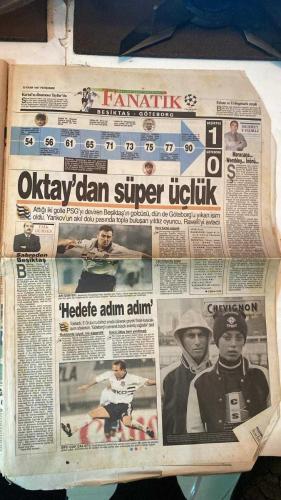 FANATİK SPOR GAZETESİ - TURKISH NEWSPAPER - DOĞUM GÜNÜ HEDİYESİ  - EKSİKSİZ TAM TAKIM GAZETE - 23 EKİM 1997 - SAYI: 703 - CAN UYGUNÇ - TURAN YÜCEL - OSMAN TANBURACI - MEHMET Y. YILMAZ - FAİK GÜRSES - GÜRCAN BERK - ULVİ GÜVENEROĞLU - YEMEN EKŞİOĞLU - GÖKHAN GÜÇKAYA - ORHAN YALINKAYA - ÇİĞDEM IŞIK - EROL DEMİRKOL - GALATASARAY PRAG’DA HÜZÜN KAHRETTİ - ASLAN YİNE ÇİLE ÇEKTİRDİ - DEFANS HATALARI BİZİ YAKTI - B.HAKAN DA FAYDA ETMEDİ - ADRIAN ILIE VASAT OYNADI - ARİF’E SİTEM ETTİ - HEDEF ARTIK 9 PUAN - ÜÇTE SIFIR - BEŞİKTAŞ GÖTEBORG’U DEVİRDİ - ANLI SANLI KARTAL - SABREDEN BEŞİKTAŞ - VİKİNGLER ALABORA OLDU - MAÇI ALMAK ÖNEMLİYDİ - KARTAL’IN DİNAMOSU TAYFUR’DU - OKTAY’DAN SÜPER ÜÇLÜK - KARA KARTAL SÜPERDİ - HEDEFE ADIM ADIM - RAKİBİMİZ İYİYDİ BİZ SÜPERDİK - 144 MİLYARLIK TOKAT - TRABZONSPOR - GALATASARAY - BEŞİKTAŞ - FENERBAHÇE - ANKARAGÜCÜ - İSTANBULSPOR - BURSASPOR - KOCAELİSPOR - ÇANAKKALE DARDANELSPOR - GAZİANTEPSPOR - SAMSUNSPOR - KAYSERİSPOR - ANTALYASPOR - ALTAY - PSG - GÖTEBORG - SPAR