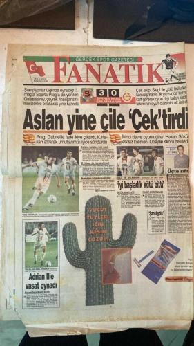 FANATİK SPOR GAZETESİ - TURKISH NEWSPAPER - DOĞUM GÜNÜ HEDİYESİ  - EKSİKSİZ TAM TAKIM GAZETE - 23 EKİM 1997 - SAYI: 703 - CAN UYGUNÇ - TURAN YÜCEL - OSMAN TANBURACI - MEHMET Y. YILMAZ - FAİK GÜRSES - GÜRCAN BERK - ULVİ GÜVENEROĞLU - YEMEN EKŞİOĞLU - GÖKHAN GÜÇKAYA - ORHAN YALINKAYA - ÇİĞDEM IŞIK - EROL DEMİRKOL - GALATASARAY PRAG’DA HÜZÜN KAHRETTİ - ASLAN YİNE ÇİLE ÇEKTİRDİ - DEFANS HATALARI BİZİ YAKTI - B.HAKAN DA FAYDA ETMEDİ - ADRIAN ILIE VASAT OYNADI - ARİF’E SİTEM ETTİ - HEDEF ARTIK 9 PUAN - ÜÇTE SIFIR - BEŞİKTAŞ GÖTEBORG’U DEVİRDİ - ANLI SANLI KARTAL - SABREDEN BEŞİKTAŞ - VİKİNGLER ALABORA OLDU - MAÇI ALMAK ÖNEMLİYDİ - KARTAL’IN DİNAMOSU TAYFUR’DU - OKTAY’DAN SÜPER ÜÇLÜK - KARA KARTAL SÜPERDİ - HEDEFE ADIM ADIM - RAKİBİMİZ İYİYDİ BİZ SÜPERDİK - 144 MİLYARLIK TOKAT - TRABZONSPOR - GALATASARAY - BEŞİKTAŞ - FENERBAHÇE - ANKARAGÜCÜ - İSTANBULSPOR - BURSASPOR - KOCAELİSPOR - ÇANAKKALE DARDANELSPOR - GAZİANTEPSPOR - SAMSUNSPOR - KAYSERİSPOR - ANTALYASPOR - ALTAY - PSG - GÖTEBORG - SPAR