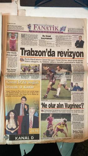 FANATİK SPOR GAZETESİ - TURKISH NEWSPAPER - DOĞUM GÜNÜ HEDİYESİ  - EKSİKSİZ TAM TAKIM GAZETE - 24 EKİM 1997 - SAYI: 704 - OĞUZ DİZER - ORHAN YILDIRIM - OSMAN TANBURACI - ERGÜN GÜRSOY - ALİ DÜRÜST - FARUK SÜREN - ATEŞ ÜNAL ERZEN - DAVID ELLERAY - FRANK AMESEN - İLHAN KARAÇAY - JOHN TOSHACK - VEFA KÜÇÜK - FRANZ BECKENBAUER - RASİM KARA - KOCAELİSPOR MOSKOVA’DA TURA GÖZ KIRPTI - BEŞİKTAŞ ZAFER SARHOŞU - HESAP DEVRİ BAŞLADI - BECKENBAUER DA ALKIŞLADI - YANLIŞ TAKTİKLE OYNADILAR - TİMSAH GÖZÜNÜ AVRUPA’YA DİKTİ - 2 RUMEN’E PSV TALİP - TRABZONSPOR YABANCI ARIYOR - BARİÇ HİÇBİR YERE GİDEMEZ - SERGEN’İ ALACAĞINA SAHA BULSUN - YAYIN DÜĞÜMÜ HAFTAYA ÇÖZÜLÜYOR - ÇIKTIK AÇIK ALINLA - VEDAT’A BÜYÜK TEPKİ - GALATASARAY’DA İHANET - BOZGUNUN KAHRAMANLARI - İKİ RUMEN PSV YOLUNDA - SÜREN: ARTIK İDDİAMIZ YOK - GÜRSOY: NEDEN KAYBEDİYORUZ - ERZEN İNGİLİZ HAKEMİ KUTLADI - YÜREK VARDI GOL YOKTU - TERİM: MAZERET YOK - GALATASARAY ÇEKLER’İ UEFA’YA ŞİKAYET ETTİ - CİM BOM’DA TASFİYE VAR - POPESCU’YLA ANLAŞTILAR -
