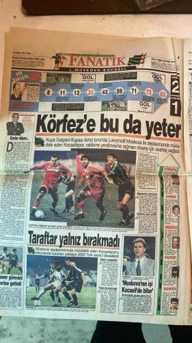 FANATİK SPOR GAZETESİ - TURKISH NEWSPAPER - DOĞUM GÜNÜ HEDİYESİ  - EKSİKSİZ TAM TAKIM GAZETE - 24 EKİM 1997 - SAYI: 704 - OĞUZ DİZER - ORHAN YILDIRIM - OSMAN TANBURACI - ERGÜN GÜRSOY - ALİ DÜRÜST - FARUK SÜREN - ATEŞ ÜNAL ERZEN - DAVID ELLERAY - FRANK AMESEN - İLHAN KARAÇAY - JOHN TOSHACK - VEFA KÜÇÜK - FRANZ BECKENBAUER - RASİM KARA - KOCAELİSPOR MOSKOVA’DA TURA GÖZ KIRPTI - BEŞİKTAŞ ZAFER SARHOŞU - HESAP DEVRİ BAŞLADI - BECKENBAUER DA ALKIŞLADI - YANLIŞ TAKTİKLE OYNADILAR - TİMSAH GÖZÜNÜ AVRUPA’YA DİKTİ - 2 RUMEN’E PSV TALİP - TRABZONSPOR YABANCI ARIYOR - BARİÇ HİÇBİR YERE GİDEMEZ - SERGEN’İ ALACAĞINA SAHA BULSUN - YAYIN DÜĞÜMÜ HAFTAYA ÇÖZÜLÜYOR - ÇIKTIK AÇIK ALINLA - VEDAT’A BÜYÜK TEPKİ - GALATASARAY’DA İHANET - BOZGUNUN KAHRAMANLARI - İKİ RUMEN PSV YOLUNDA - SÜREN: ARTIK İDDİAMIZ YOK - GÜRSOY: NEDEN KAYBEDİYORUZ - ERZEN İNGİLİZ HAKEMİ KUTLADI - YÜREK VARDI GOL YOKTU - TERİM: MAZERET YOK - GALATASARAY ÇEKLER’İ UEFA’YA ŞİKAYET ETTİ - CİM BOM’DA TASFİYE VAR - POPESCU’YLA ANLAŞTILAR -