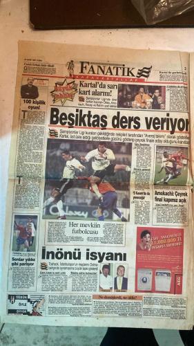 FANATİK SPOR GAZETESİ - TURKISH NEWSPAPER - DOĞUM GÜNÜ HEDİYESİ  - EKSİKSİZ TAM TAKIM GAZETE - 24 EKİM 1997 - SAYI: 704 - OĞUZ DİZER - ORHAN YILDIRIM - OSMAN TANBURACI - ERGÜN GÜRSOY - ALİ DÜRÜST - FARUK SÜREN - ATEŞ ÜNAL ERZEN - DAVID ELLERAY - FRANK AMESEN - İLHAN KARAÇAY - JOHN TOSHACK - VEFA KÜÇÜK - FRANZ BECKENBAUER - RASİM KARA - KOCAELİSPOR MOSKOVA’DA TURA GÖZ KIRPTI - BEŞİKTAŞ ZAFER SARHOŞU - HESAP DEVRİ BAŞLADI - BECKENBAUER DA ALKIŞLADI - YANLIŞ TAKTİKLE OYNADILAR - TİMSAH GÖZÜNÜ AVRUPA’YA DİKTİ - 2 RUMEN’E PSV TALİP - TRABZONSPOR YABANCI ARIYOR - BARİÇ HİÇBİR YERE GİDEMEZ - SERGEN’İ ALACAĞINA SAHA BULSUN - YAYIN DÜĞÜMÜ HAFTAYA ÇÖZÜLÜYOR - ÇIKTIK AÇIK ALINLA - VEDAT’A BÜYÜK TEPKİ - GALATASARAY’DA İHANET - BOZGUNUN KAHRAMANLARI - İKİ RUMEN PSV YOLUNDA - SÜREN: ARTIK İDDİAMIZ YOK - GÜRSOY: NEDEN KAYBEDİYORUZ - ERZEN İNGİLİZ HAKEMİ KUTLADI - YÜREK VARDI GOL YOKTU - TERİM: MAZERET YOK - GALATASARAY ÇEKLER’İ UEFA’YA ŞİKAYET ETTİ - CİM BOM’DA TASFİYE VAR - POPESCU’YLA ANLAŞTILAR -