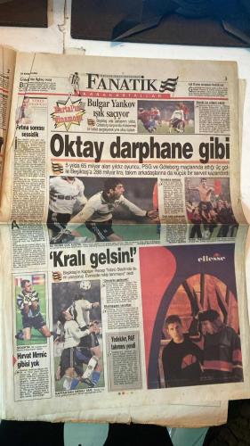 FANATİK SPOR GAZETESİ - TURKISH NEWSPAPER - DOĞUM GÜNÜ HEDİYESİ  - EKSİKSİZ TAM TAKIM GAZETE - 24 EKİM 1997 - SAYI: 704 - OĞUZ DİZER - ORHAN YILDIRIM - OSMAN TANBURACI - ERGÜN GÜRSOY - ALİ DÜRÜST - FARUK SÜREN - ATEŞ ÜNAL ERZEN - DAVID ELLERAY - FRANK AMESEN - İLHAN KARAÇAY - JOHN TOSHACK - VEFA KÜÇÜK - FRANZ BECKENBAUER - RASİM KARA - KOCAELİSPOR MOSKOVA’DA TURA GÖZ KIRPTI - BEŞİKTAŞ ZAFER SARHOŞU - HESAP DEVRİ BAŞLADI - BECKENBAUER DA ALKIŞLADI - YANLIŞ TAKTİKLE OYNADILAR - TİMSAH GÖZÜNÜ AVRUPA’YA DİKTİ - 2 RUMEN’E PSV TALİP - TRABZONSPOR YABANCI ARIYOR - BARİÇ HİÇBİR YERE GİDEMEZ - SERGEN’İ ALACAĞINA SAHA BULSUN - YAYIN DÜĞÜMÜ HAFTAYA ÇÖZÜLÜYOR - ÇIKTIK AÇIK ALINLA - VEDAT’A BÜYÜK TEPKİ - GALATASARAY’DA İHANET - BOZGUNUN KAHRAMANLARI - İKİ RUMEN PSV YOLUNDA - SÜREN: ARTIK İDDİAMIZ YOK - GÜRSOY: NEDEN KAYBEDİYORUZ - ERZEN İNGİLİZ HAKEMİ KUTLADI - YÜREK VARDI GOL YOKTU - TERİM: MAZERET YOK - GALATASARAY ÇEKLER’İ UEFA’YA ŞİKAYET ETTİ - CİM BOM’DA TASFİYE VAR - POPESCU’YLA ANLAŞTILAR -