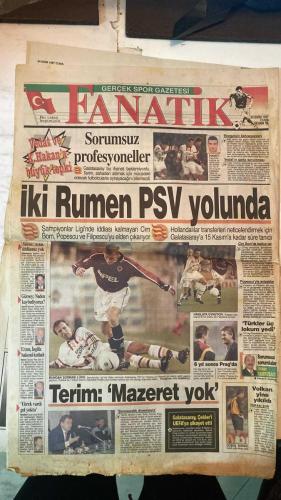 FANATİK SPOR GAZETESİ - TURKISH NEWSPAPER - DOĞUM GÜNÜ HEDİYESİ  - EKSİKSİZ TAM TAKIM GAZETE - 24 EKİM 1997 - SAYI: 704 - OĞUZ DİZER - ORHAN YILDIRIM - OSMAN TANBURACI - ERGÜN GÜRSOY - ALİ DÜRÜST - FARUK SÜREN - ATEŞ ÜNAL ERZEN - DAVID ELLERAY - FRANK AMESEN - İLHAN KARAÇAY - JOHN TOSHACK - VEFA KÜÇÜK - FRANZ BECKENBAUER - RASİM KARA - KOCAELİSPOR MOSKOVA’DA TURA GÖZ KIRPTI - BEŞİKTAŞ ZAFER SARHOŞU - HESAP DEVRİ BAŞLADI - BECKENBAUER DA ALKIŞLADI - YANLIŞ TAKTİKLE OYNADILAR - TİMSAH GÖZÜNÜ AVRUPA’YA DİKTİ - 2 RUMEN’E PSV TALİP - TRABZONSPOR YABANCI ARIYOR - BARİÇ HİÇBİR YERE GİDEMEZ - SERGEN’İ ALACAĞINA SAHA BULSUN - YAYIN DÜĞÜMÜ HAFTAYA ÇÖZÜLÜYOR - ÇIKTIK AÇIK ALINLA - VEDAT’A BÜYÜK TEPKİ - GALATASARAY’DA İHANET - BOZGUNUN KAHRAMANLARI - İKİ RUMEN PSV YOLUNDA - SÜREN: ARTIK İDDİAMIZ YOK - GÜRSOY: NEDEN KAYBEDİYORUZ - ERZEN İNGİLİZ HAKEMİ KUTLADI - YÜREK VARDI GOL YOKTU - TERİM: MAZERET YOK - GALATASARAY ÇEKLER’İ UEFA’YA ŞİKAYET ETTİ - CİM BOM’DA TASFİYE VAR - POPESCU’YLA ANLAŞTILAR -
