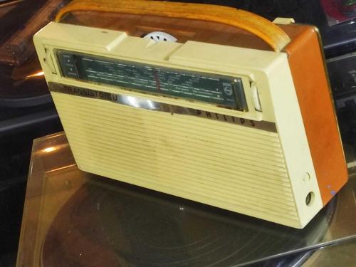 20523-MUHTEŞEM GÜZELLİKDE KUSURSUZ VİNTAGE PHILIPS TRANSTÖRLÜ PİLLİ RADYO
