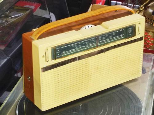 20523-MUHTEŞEM GÜZELLİKDE KUSURSUZ VİNTAGE PHILIPS TRANSTÖRLÜ PİLLİ RADYO