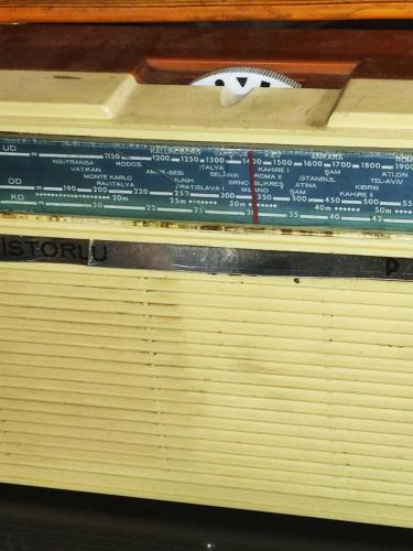 20523-MUHTEŞEM GÜZELLİKDE KUSURSUZ VİNTAGE PHILIPS TRANSTÖRLÜ PİLLİ RADYO