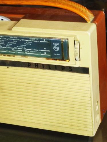 20523-MUHTEŞEM GÜZELLİKDE KUSURSUZ VİNTAGE PHILIPS TRANSTÖRLÜ PİLLİ RADYO