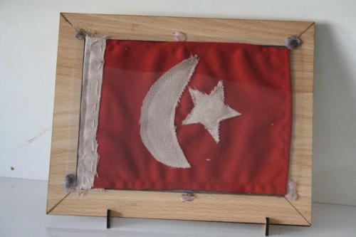 Tarihin Ruhu  Osmanlı Askeri Göğüs Cebi Bayrağı ÇerÇeveli