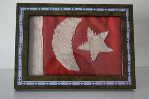 LOT.2 » Tarihin Ruhu  Osmanlı Askeri Göğüs Cebi Bayrağı ÇerÇeveli