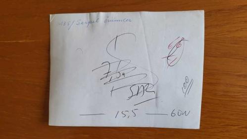 OYUNCU ve SES SANATÇISI SERPİL ÖRÜMCER'İN ORİJİNAL FOTOĞRAFI - 15,5 x 12 cm EBADINDA - SERPİL ÖRÜMCER, ŞARKICI BERKANT'LA BİRLİKTE TANSİYON ÖLÇÜMÜ YAPTIRIRKEN ÇEKİLMİŞ BİR KARE