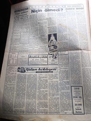 Dünya Gazetesi - Turkish Newspaper - 10 Kasım 1953 - Sen ölmezsin Atatürk - Atatürk ve Anıtkabir karakalem çizen Althan Enson - Herkes Atatürk'ü anıyor - bugün Atatürk için yapılacak törenler - Atatürk'ün tabutuna refakat edecek Generaller - Ey Türk gençliği - yılan hikayesi yazan Samim Kocagöz - Atatürk'ün ideolojisi yazan Behçet Cemal - niçin ölmedi yazan doçent Doktor Cihat Abaoğlu - Kurbağalıdere köprüsü'nün tamiri - milli hisleri ayaklar altına alan gazete yeni sabah Fotoğrafı - Moskova afişleri İzmir'de dün parça parça edildi - İran'da Musaddık af talep etmiyor - Atatürk yazan Bedii Faik - sahne sanatkarı Ayten Çankaya Puro tuvalet sabunu kullanıyor - Garp cephesinde yeni bir şey yok yazan Erich Marie Remarque  resimleyen Althan Enson - Atatürk'ün tabutu açılıyor - Toptaşı cezaevinden Anıtkabir için bir bayrak hazırlandı -  Milli Türk Talebe Birliğinin Atatürk için beyannamesi - komünizm programı yaptığı öne sürülen öğretmen İlhan Berk - 10 Kasım 1938
